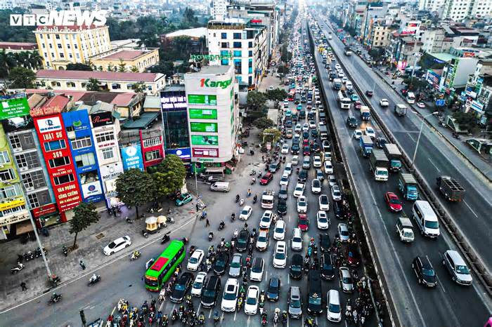 Đường phố Hà Nội ùn tắc từ sáng đến đêm dịp cận Tết Nguyên đán