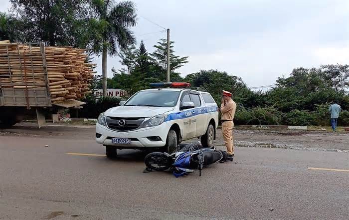 Xe máy va chạm ô tô tuần tra cảnh sát giao thông, một người tử vong