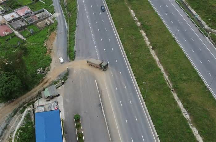 Mở rào đường cao tốc tại Thanh Hóa cho đoàn xe chở đất đi vào