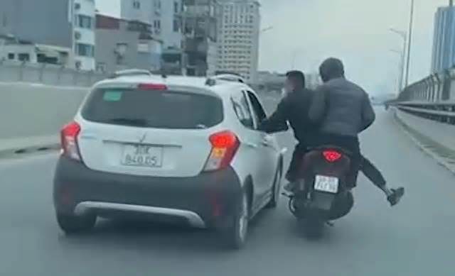 Hai thanh niên đi xe máy vào đường cấm, hành hung tài xế ôtô ở Hà Nội