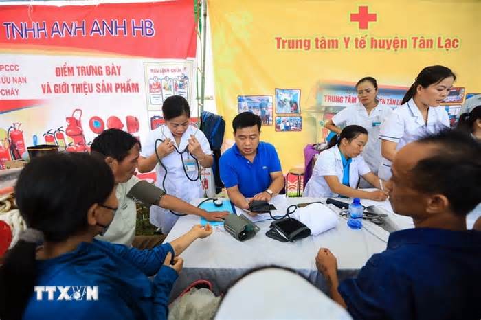 Bộ trưởng Lương Tam Quang dự Ngày hội Toàn dân bảo vệ an ninh Tổ quốc ở Hòa Bình