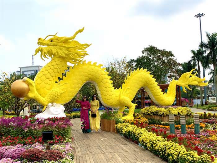 Công nhân canh giữ cặp rồng vàng Quảng Nam giữa rừng hoa Tết