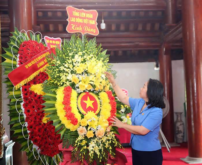 Tổng LĐLĐ Việt Nam dâng hương tưởng niệm liệt sĩ Việt - Lào