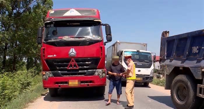 Bắc Ninh ngăn chặn xe quá tải trên tuyến đường đê vào cảng Tri Phương