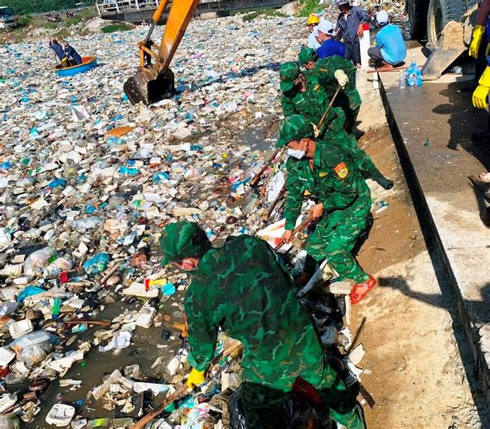 Hơn 400 tấn rác thải sinh hoạt ở Sa Huỳnh đã được thu gom