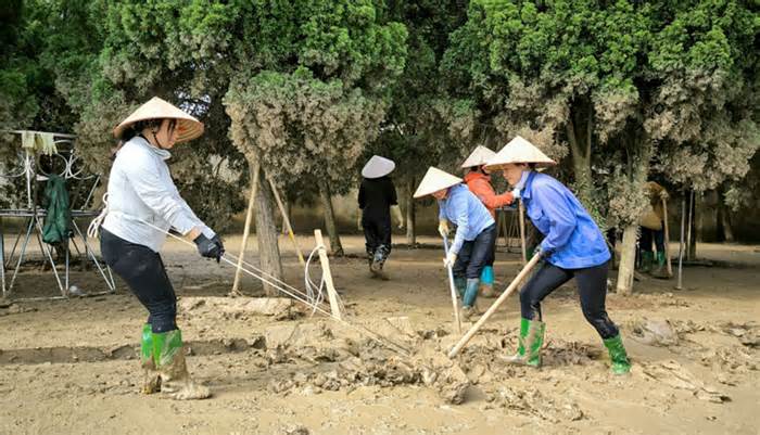 Công đoàn Yên Bái chung tay vệ sinh môi trường sau bão lũ