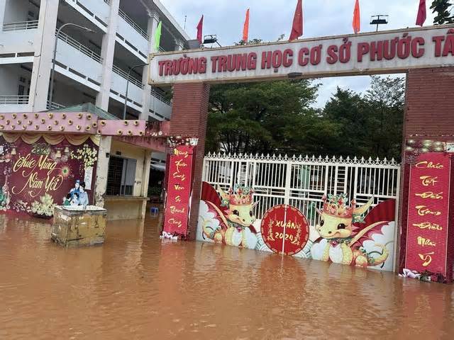 Bơi xuồng trong sân trường ở TP Biên Hòa, hàng ngàn học sinh phải nghỉ học