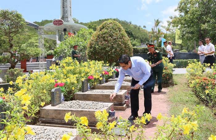 Thủ tướng viếng nghĩa trang liệt sỹ tại Thừa Thiên-Huế và Quảng Trị