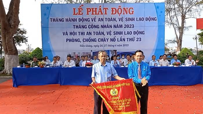Tổ chức cử tri công nhân tiếp xúc Đoàn đại biểu Quốc hội đơn vị Tiền Giang