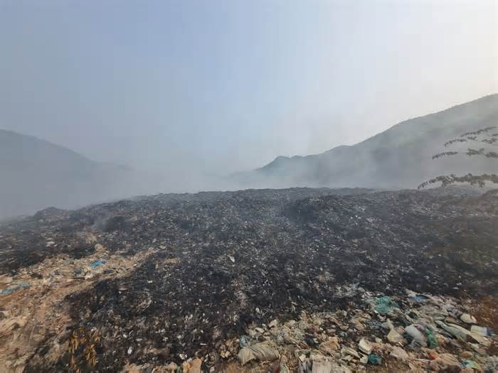 Bình Định: Cháy bãi rác, dân kêu cứu vì cảnh 'hun khói' kéo dài cả tháng