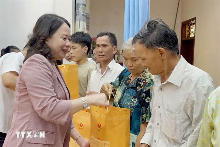 Phó Chủ tịch nước thăm Mẹ Việt Nam Anh hùng và người có công ở Quảng Trị
