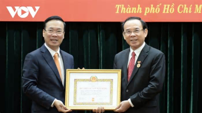 Chủ tịch nước trao Huy hiệu 45 năm tuổi Đảng cho Bí thư TP.HCM Nguyễn Văn Nên