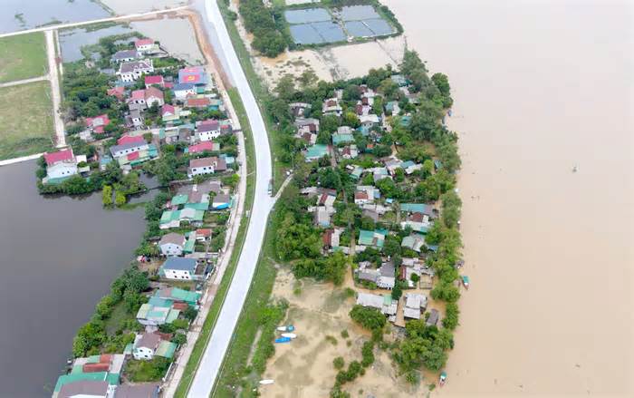 Cư dân xóm chài ven sông chật vật trong ngập lụt dài ngày