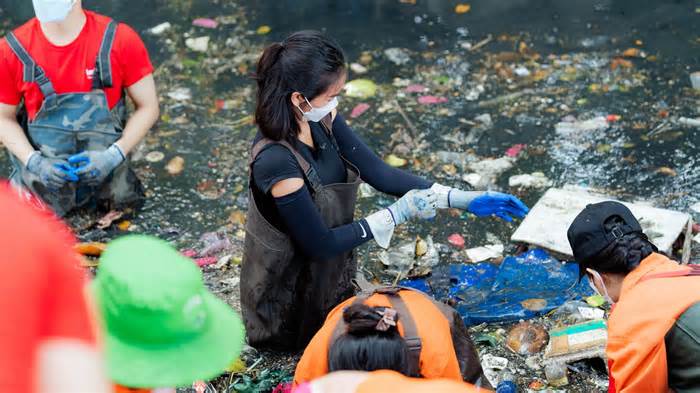 Hoa hậu Ngọc Châu lăn xả nhặt rác, thu gom nilon tái chế