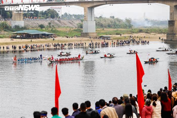 Xem màn tranh tài đua thuyền rồng của 450 trai tráng trên Sông Lô