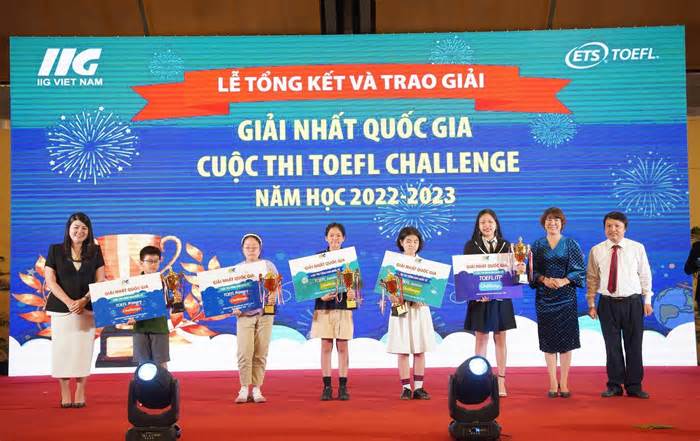 Trao 40 giải Quốc gia cho thí sinh thi tiếng Anh quốc tế TOEFL Challenge