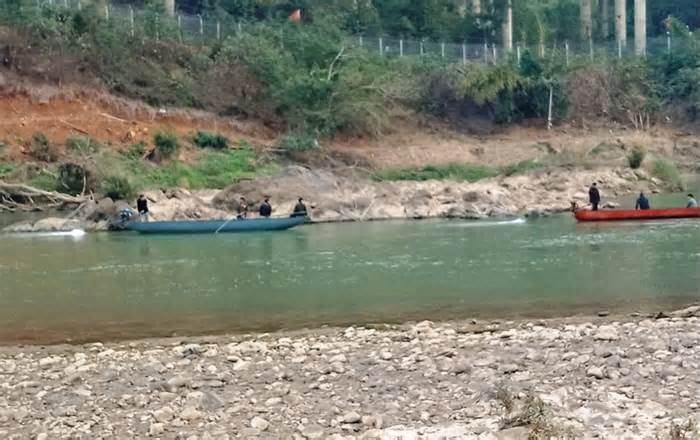 Tìm kiếm hai người dân bơi qua sông Hồng nhưng không thấy lên bờ