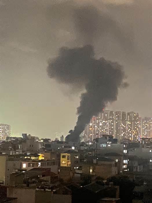 Đang cháy dữ dội ở chung cư Hà Nội, nhiều người la hét kêu cứu trong đêm
