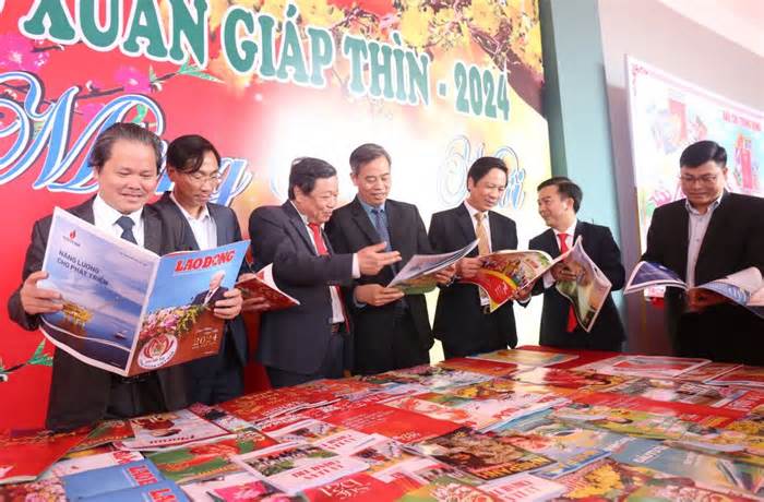 Trao 170 suất quà cho học sinh khó khăn ở Hội báo Xuân tỉnh Quảng Trị