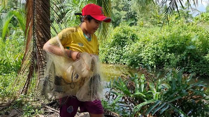 Hoàn cảnh nghèo khó, một học sinh ở Sóc Trăng sớm bươn chải mưu sinh