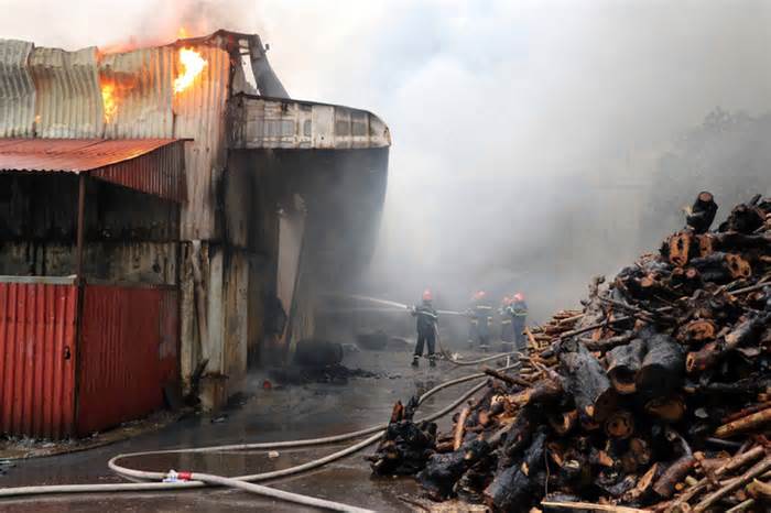 Xưởng giày da cháy, Hải Phòng mất điện nhiều quận
