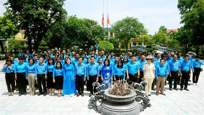 Tổng LĐLĐVN dâng hương tưởng niệm Tổng Bí thư Nguyễn Văn Linh