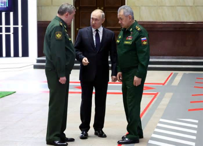 Tướng Nga báo cáo với Tổng thống Putin cách đẩy lùi chiến dịch lớn của Ukraine