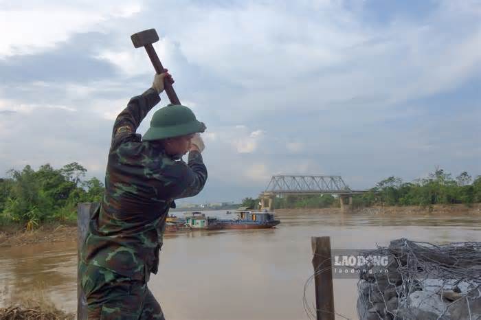 Quân đội gia cố cứng bến sông, sắp làm cầu phao thay cầu Phong Châu