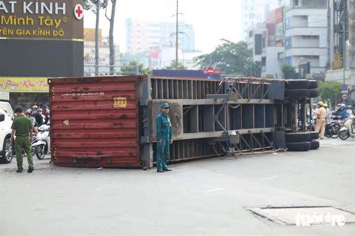 Xe container lật ngang ở vòng xoay trung tâm TP.HCM, giao thông ùn ứ nghiêm trọng