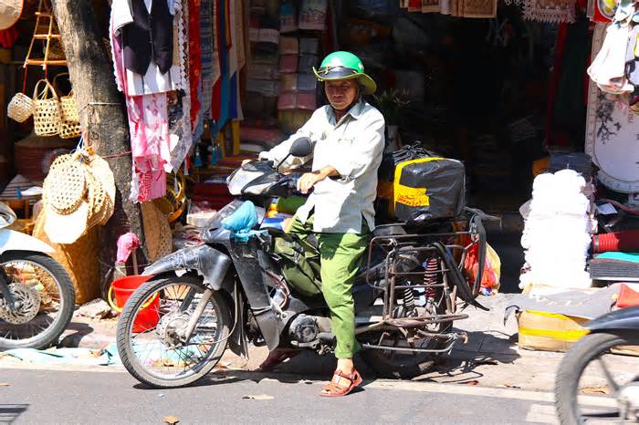 Hà Nội dự kiến cấm xe: Lời gan ruột của những người 'chạy ăn' từng bữa!