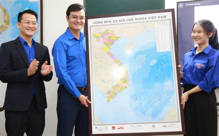 Treo bản đồ Việt Nam: Tình yêu và tự hào chủ quyền Tổ quốc