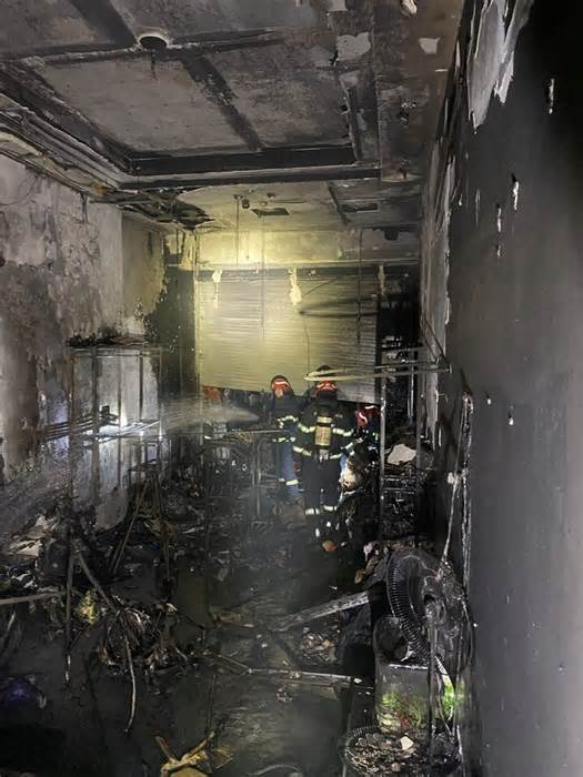 Hà Nội: Cháy nhà 4 tầng trong ngõ, 5 người thoát nạn