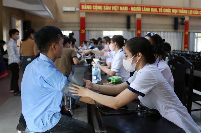 Thanh niên công nhân Đà Nẵng được khám bệnh miễn phí, mua sắm 0 đồng