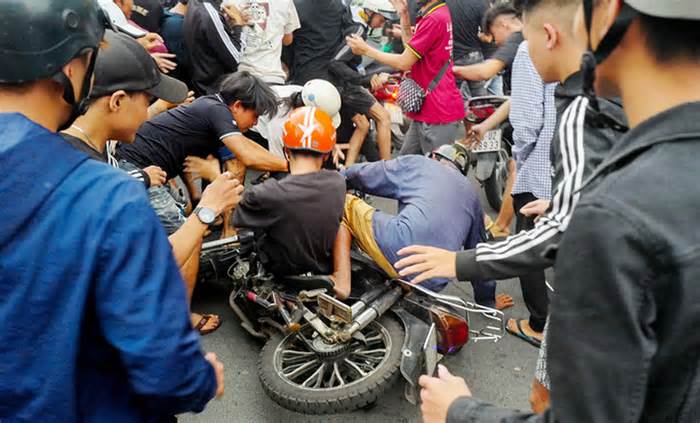 Giật đồ cúng cô hồn bị biến tướng, kẻ cướp ngày núp bóng nét đẹp văn hóa