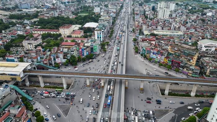 Không phải giờ cao điểm, nhiều tuyến đường Hà Nội vẫn ùn tắc kéo dài