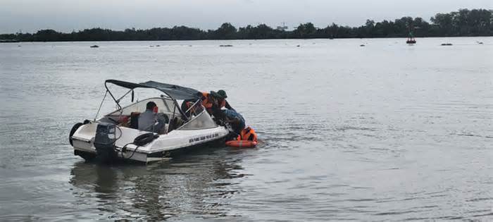 Lật thuyền máy trên sông Đồng Nai do mưa dông, một người mất tích