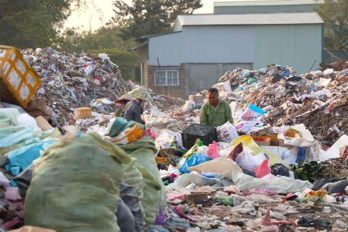 Ngoại thành Hà Nội rác ngập ngụa, nhà máy xử lý nghìn tỉ đồng bỏ hoang