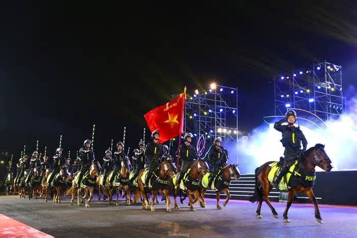 Mãn nhãn màn biểu diễn của Cảnh sát cơ động Kỵ binh Việt Nam