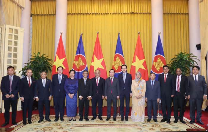 9 đại sứ ASEAN cùng đến chúc mừng Chủ tịch nước Võ Văn Thưởng