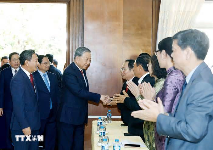 Tổng Bí thư Tô Lâm gặp gỡ cán bộ Đại sứ quán và cộng đồng người Việt Nam tại Lào