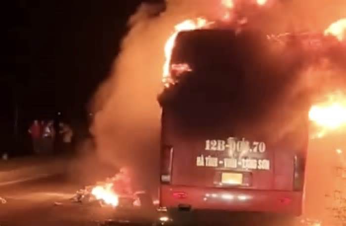 30 khách hoảng hốt bỏ chạy khi xe giường nằm bất ngờ cháy ngùn ngụt trên quốc lộ