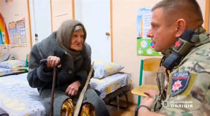 Cụ bà 98 tuổi vượt 10km dưới làn đạn pháo ở Ukraine