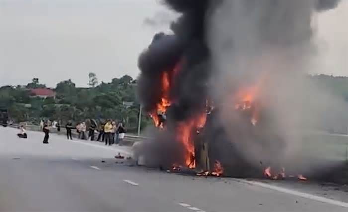 Xe khách bốc cháy dữ dội trên cao tốc ở Thanh Hóa