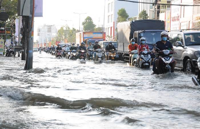 Triều cường vượt báo động 3, nhiều nơi ở miền Tây nguy cơ ngập úng vào cuối tuần