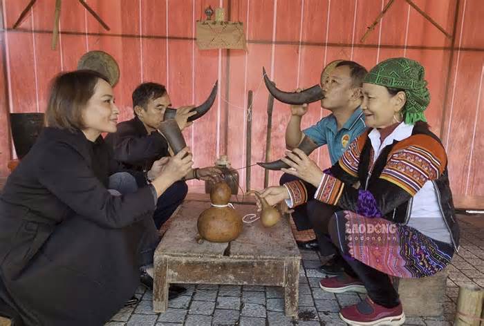 Người dân Thanh Hóa háo hức trải nghiệm nét văn hóa Điện Biên