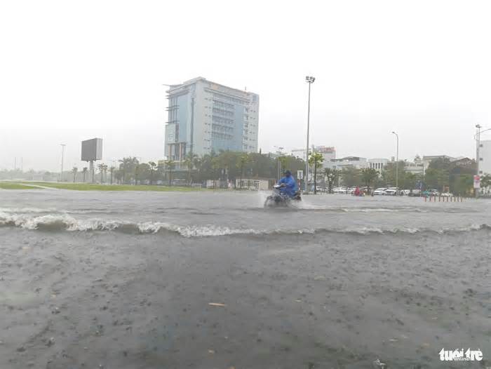 Mưa trắng trời, nhiều tuyến phố Đà Nẵng ngập nước