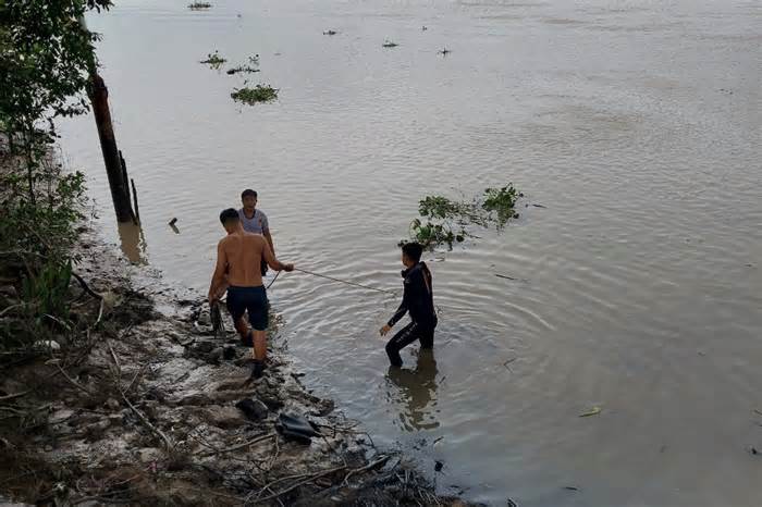 Hai bé trai bị đuối nước tử vong ở khu vực cầu Hiệp Phước, TPHCM