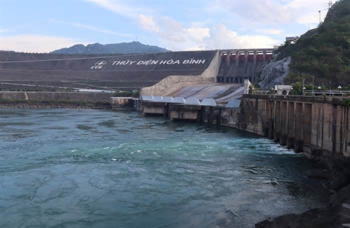 Sau thời gian cạn trơ đáy, nhà máy thủy điện Hòa Bình đã phát hơn 90% công suất