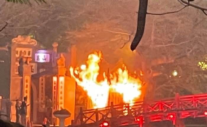 Hà Nội: Cháy bốt bán vé gần cầu Thê Húc, nhiều du khách bỏ chạy