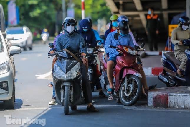Miền Bắc nắng nóng, miền Trung đón mưa dông giải nhiệt